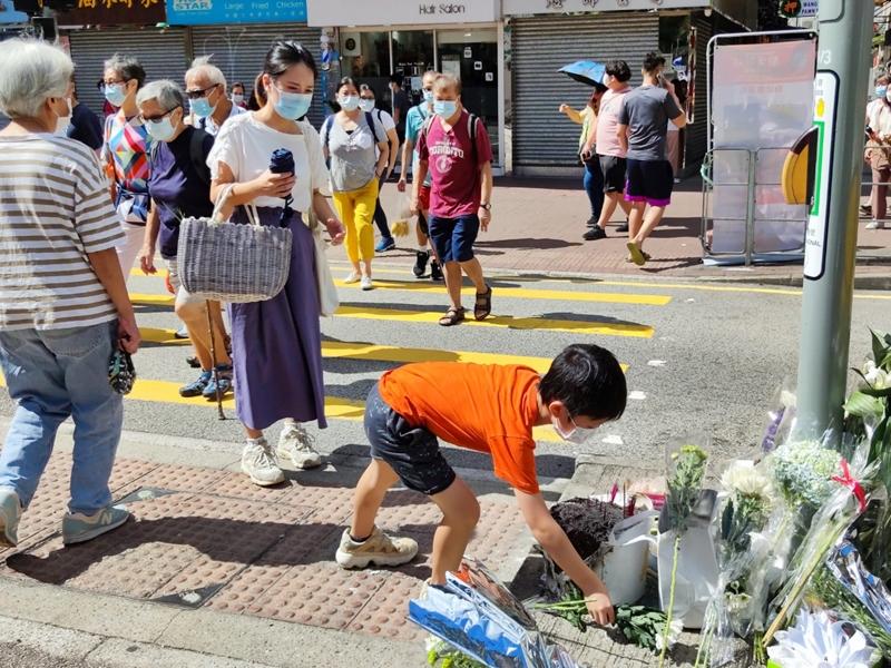 大埔致命車禍 小學生隨母到場獻花街坊對意外感心痛 星島日報 大埔致命車禍 小學生隨母到場獻花街坊對意外感心痛 星島日報
