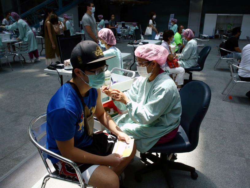 台灣公布首宗接種高端疫苗後死亡個案陳時中 不會停打 星島日報