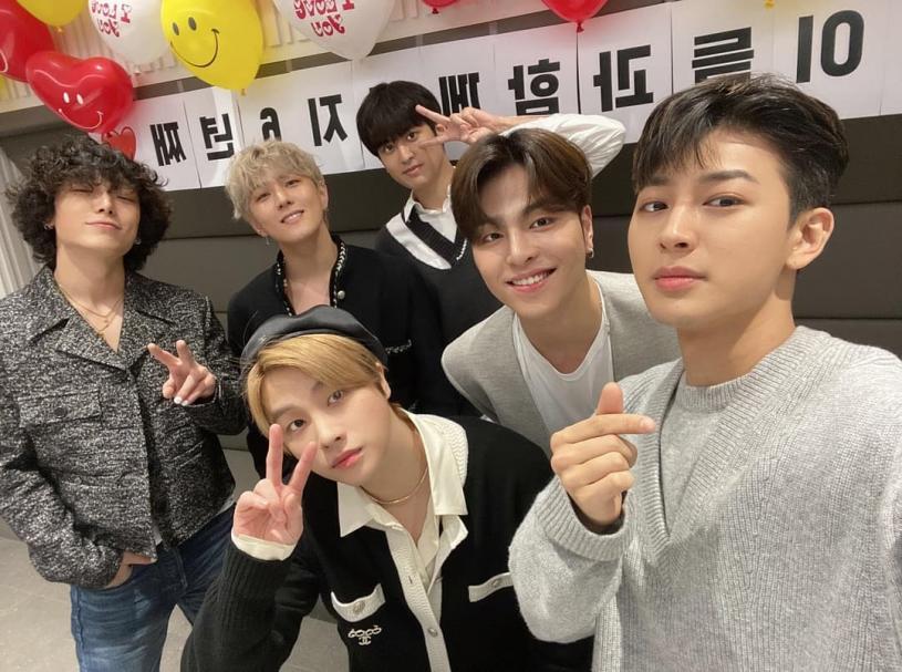 Ikon出道6周年直播當爸bobby爆炸頭現身 星島日報 Ikon出道6周年直播當爸bobby爆炸頭現身 星島日報