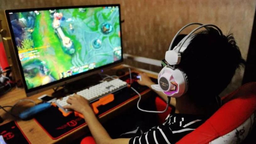 Juicy叮 男友瞞買二手賽車櫈打機女友大感困惑 星島日報 Juicy叮 男友瞞買二手賽車櫈打機女友大感困惑 星島日報