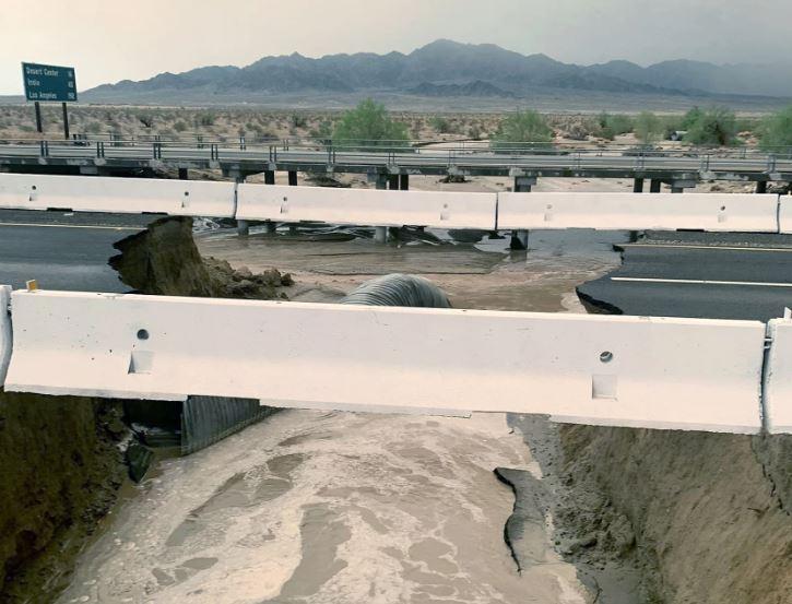 河濱縣10號州際公路 部分路段遭山洪沖刷 星島日報