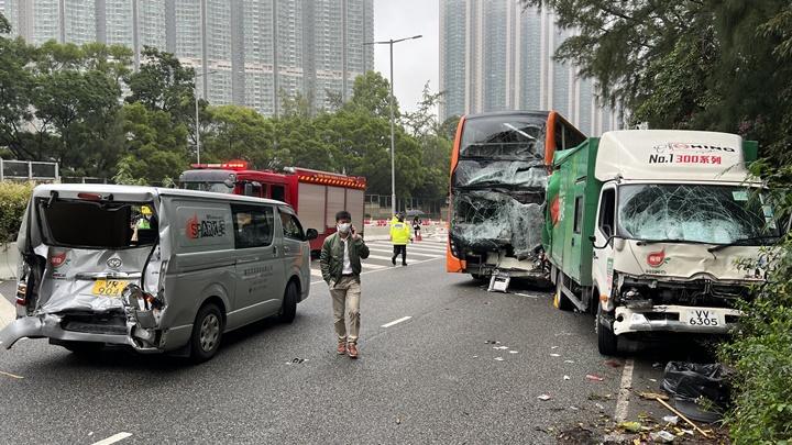 東涌奪命車禍 巴士車長被捕入職兩年半現場無煞車痕 星島日報 東涌奪命車禍 巴士車長被捕入職兩年半現場無煞車痕 星島日報