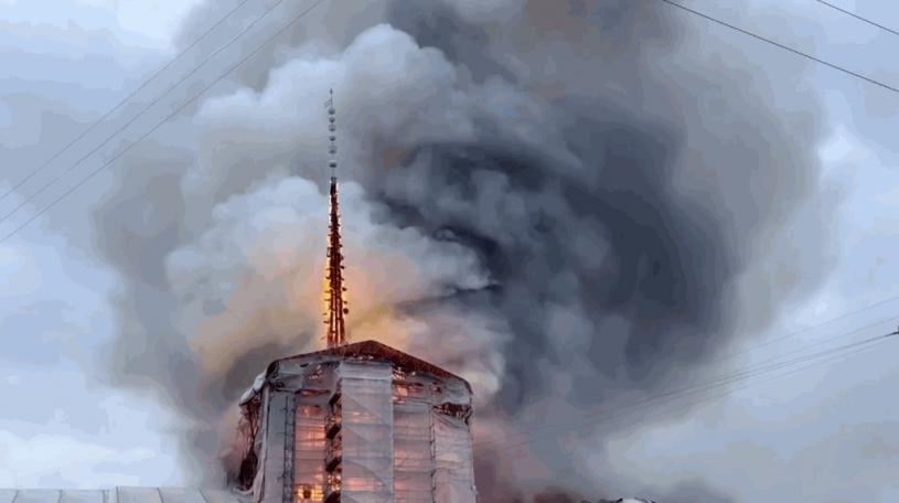 巴黎圣母院火灾翻版 丹麦400年“龙尾尖塔”倒了